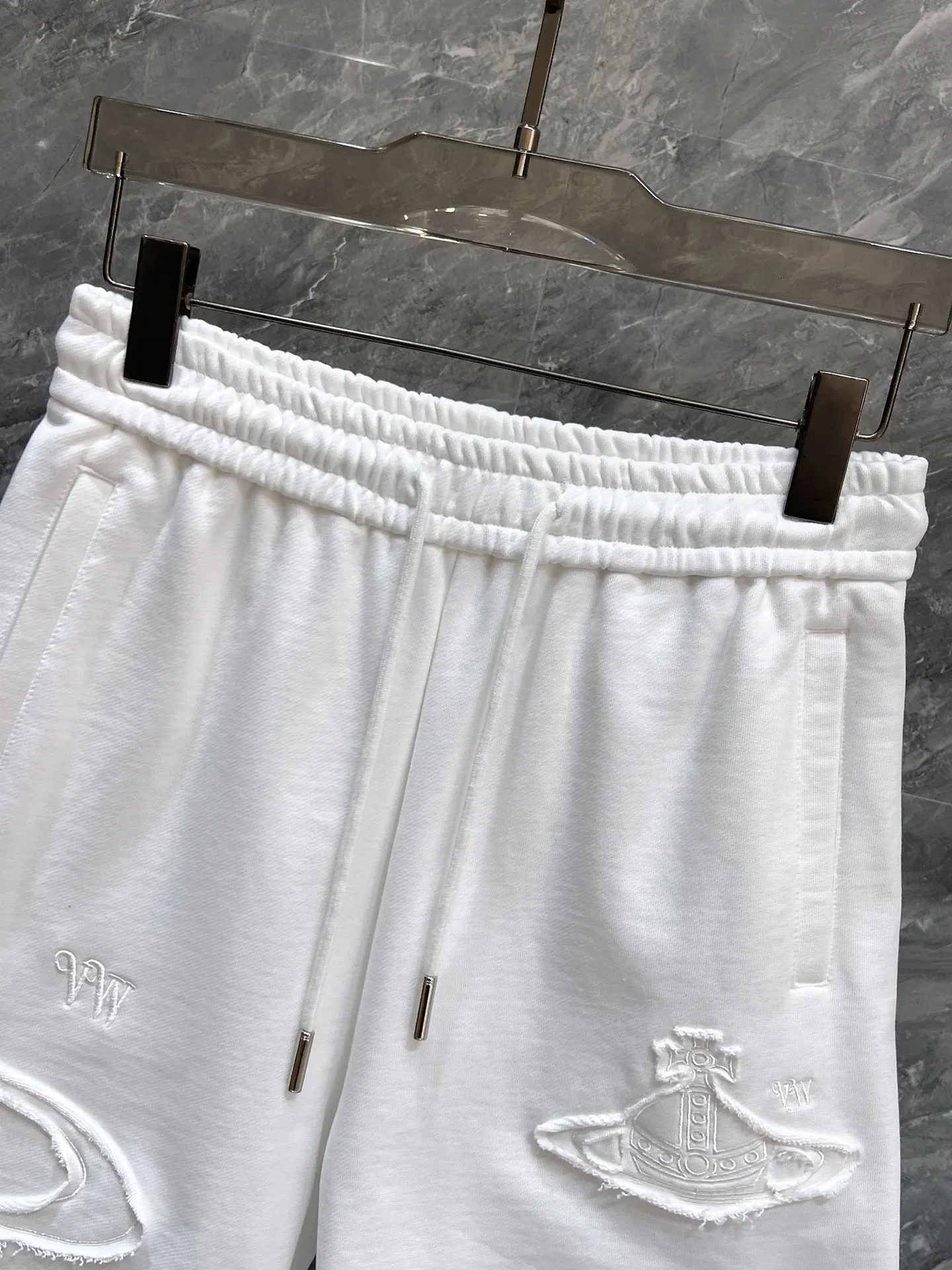 The Queen Mother's three-standard complete 2026 summer New Arrival men's casual shorts, advanced custom-made fabric Breathable fabric, Breathable elasticity and comfort, impeccable details, top-grade accessories, original logo design concept, delicate and soft feel! The upper body fit is awesome! Size: M-XXXL Please state your height and weight when ordering